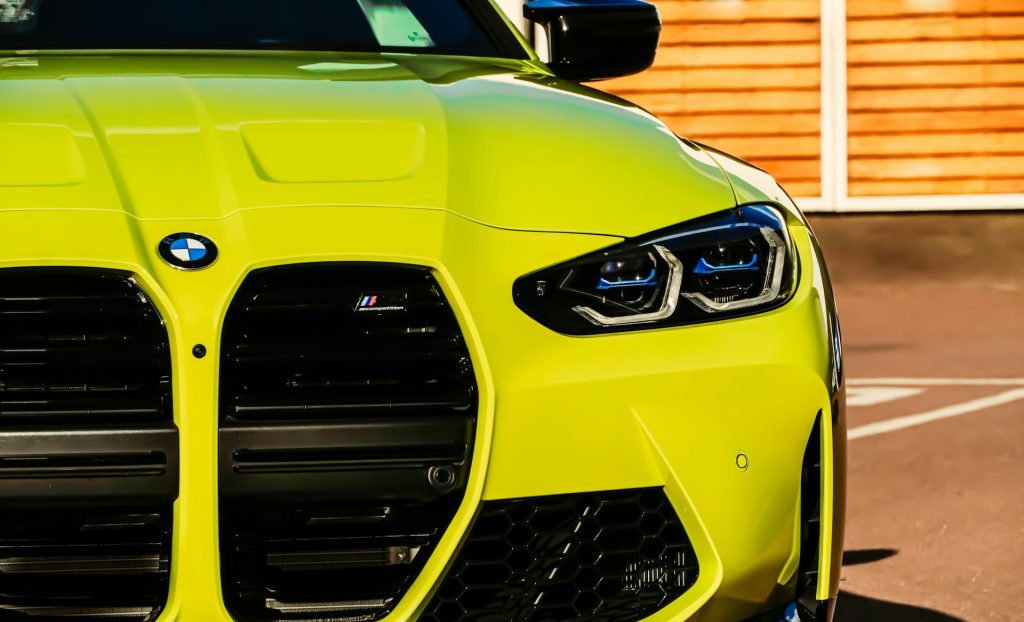 Gele BMW